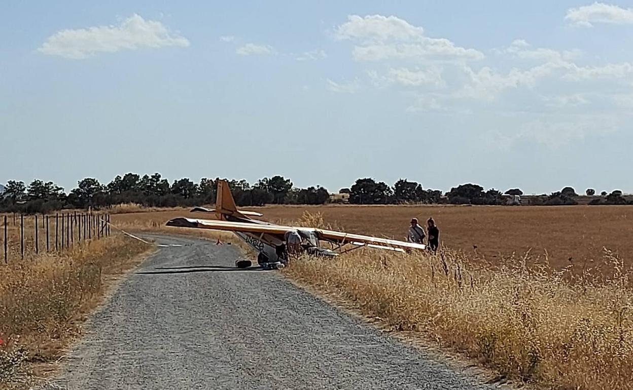 Estado en el que ha quedado la avioneta que ha aterrizado este viernes en las inmediaciones de Villacastín. 
