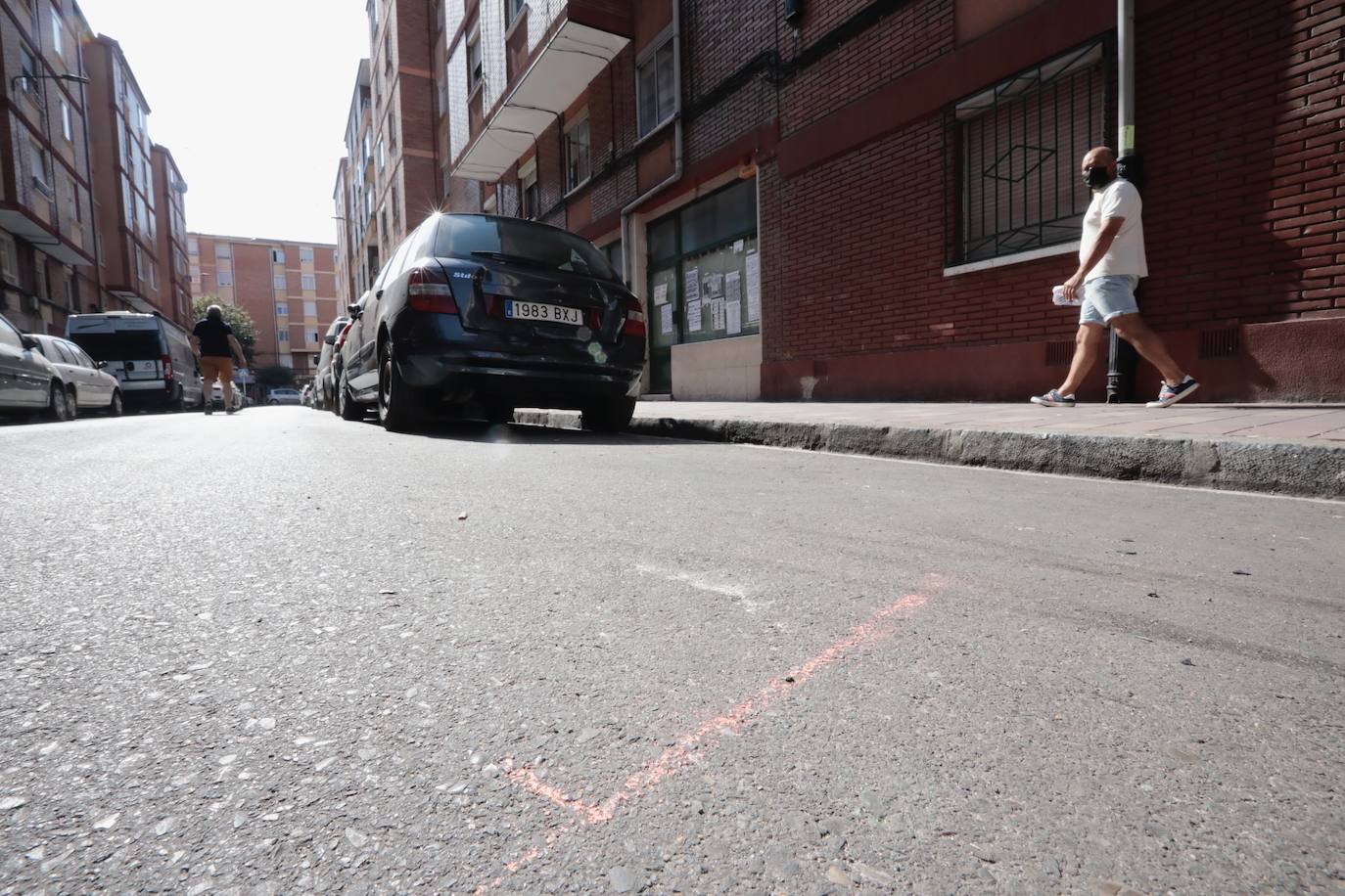 Fotos: Un conductor colisiona con más de veinte coches aparcados en el barrio vallisoletano de La Rondilla y se da a la fuga