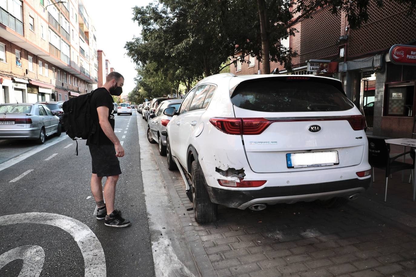 Fotos: Un conductor colisiona con más de veinte coches aparcados en el barrio vallisoletano de La Rondilla y se da a la fuga