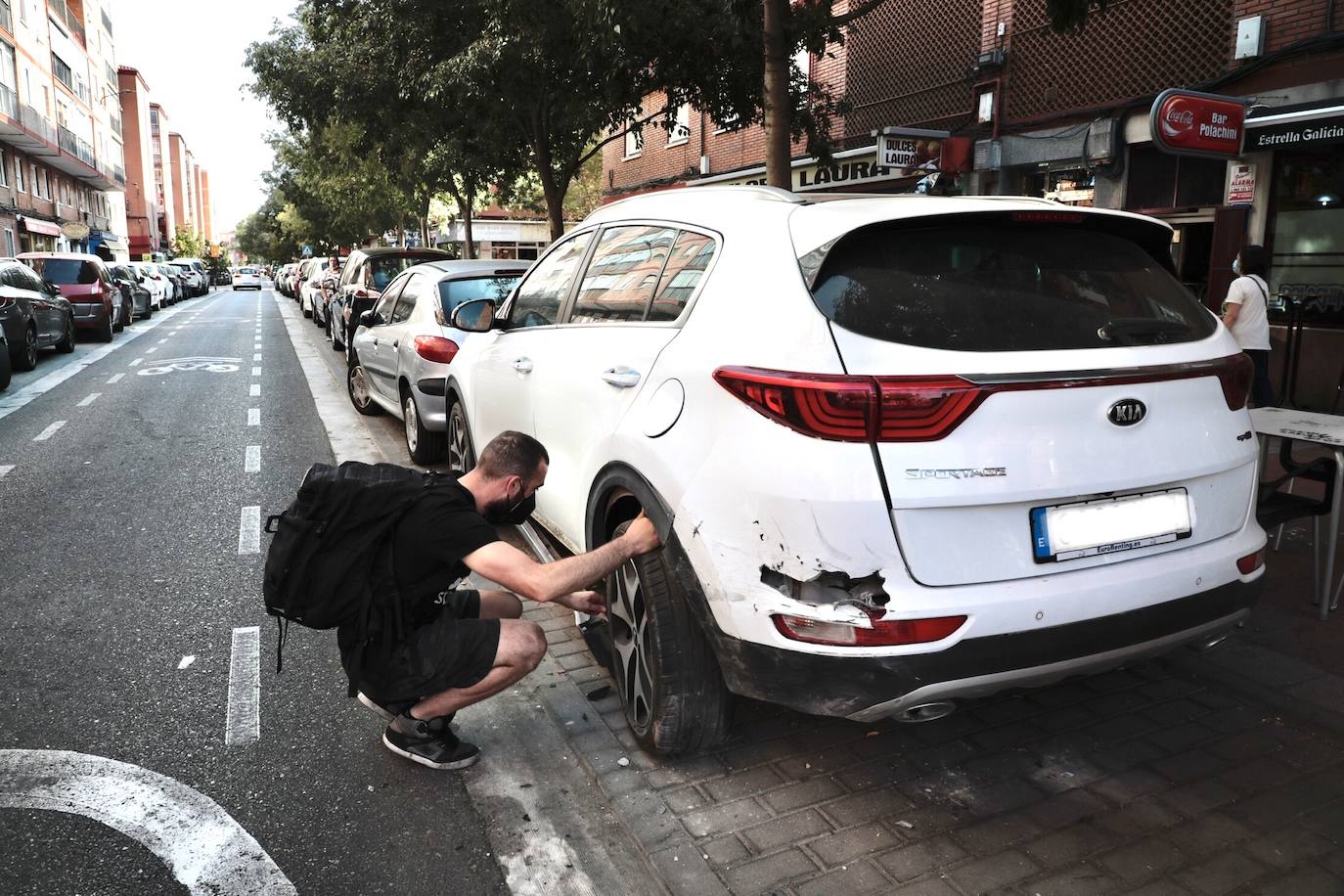 Fotos: Un conductor colisiona con más de veinte coches aparcados en el barrio vallisoletano de La Rondilla y se da a la fuga