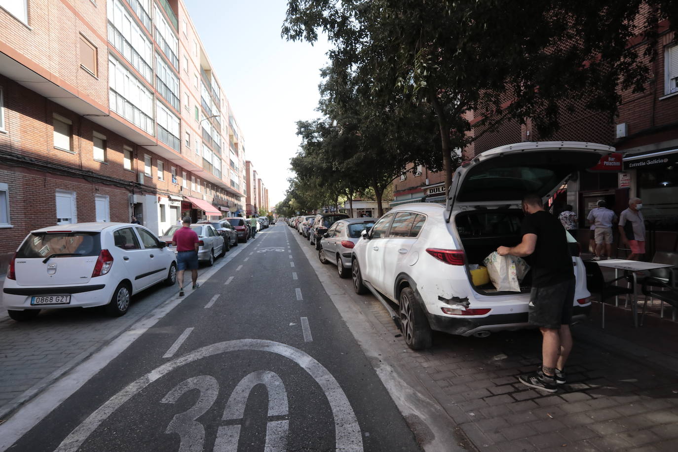 Fotos: Un conductor colisiona con más de veinte coches aparcados en el barrio vallisoletano de La Rondilla y se da a la fuga