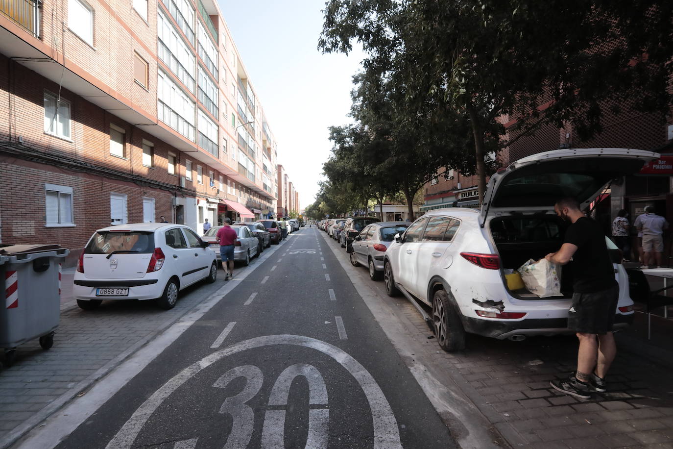 Fotos: Un conductor colisiona con más de veinte coches aparcados en el barrio vallisoletano de La Rondilla y se da a la fuga