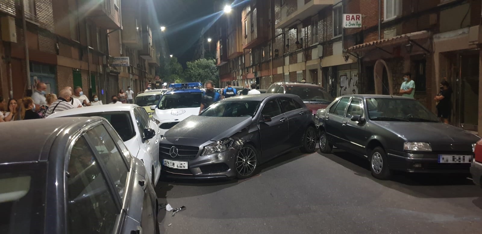 Fotos: Un conductor colisiona con más de veinte coches aparcados en el barrio vallisoletano de La Rondilla y se da a la fuga