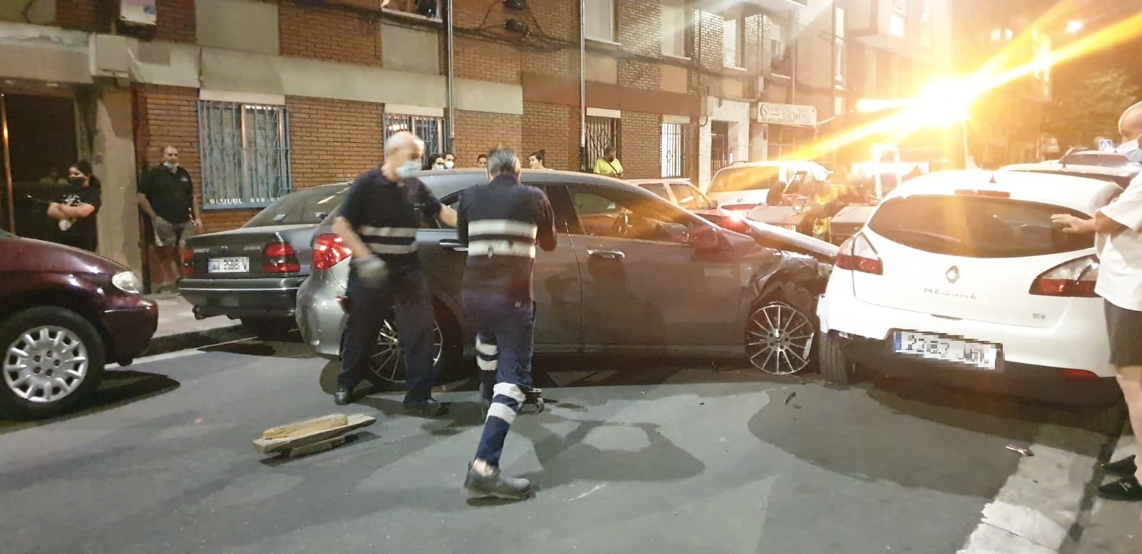 Fotos: Un conductor colisiona con más de veinte coches aparcados en el barrio vallisoletano de La Rondilla y se da a la fuga