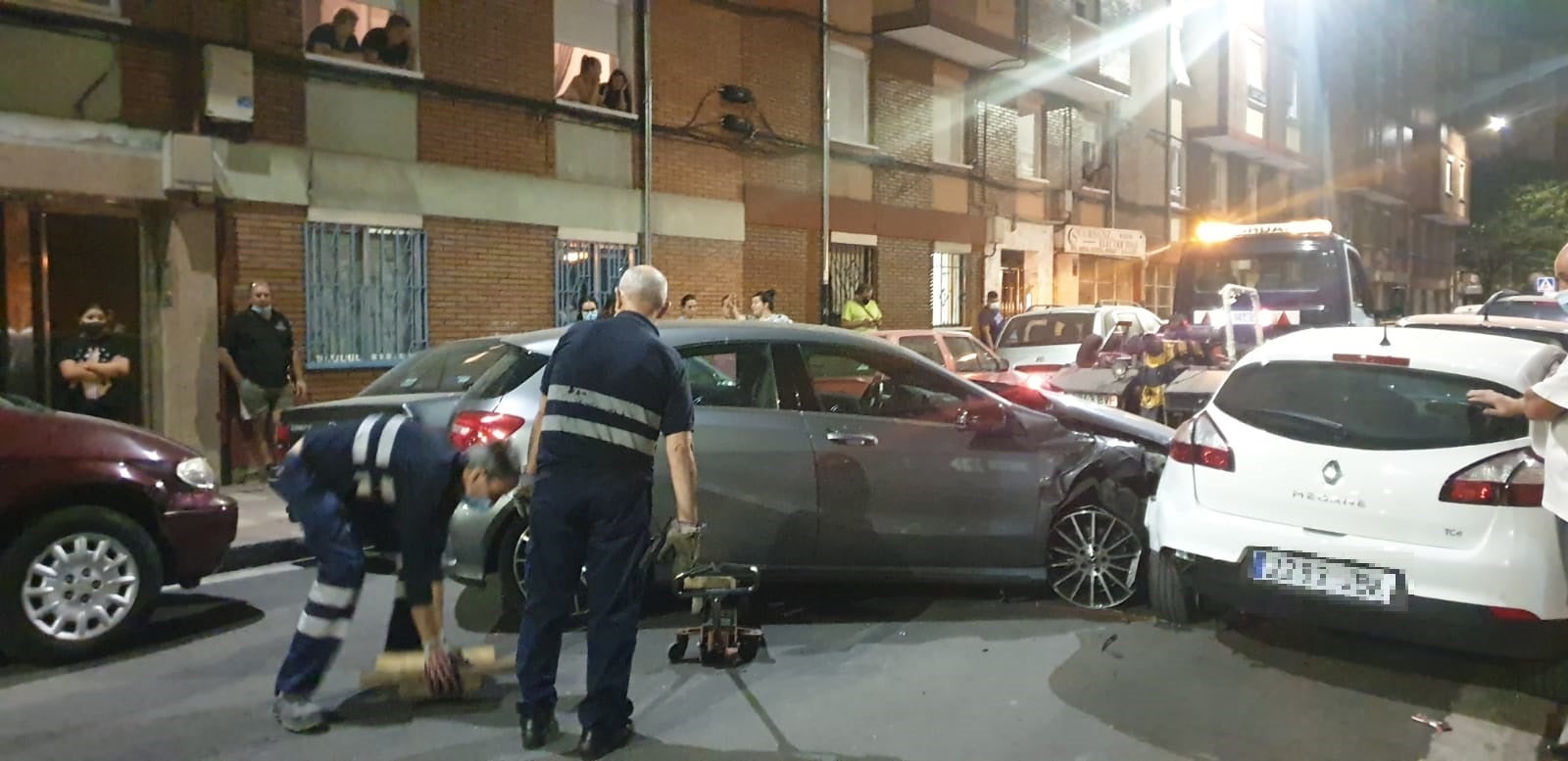 Fotos: Un conductor colisiona con más de veinte coches aparcados en el barrio vallisoletano de La Rondilla y se da a la fuga