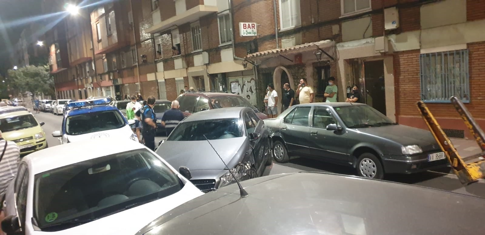 Fotos: Un conductor colisiona con más de veinte coches aparcados en el barrio vallisoletano de La Rondilla y se da a la fuga