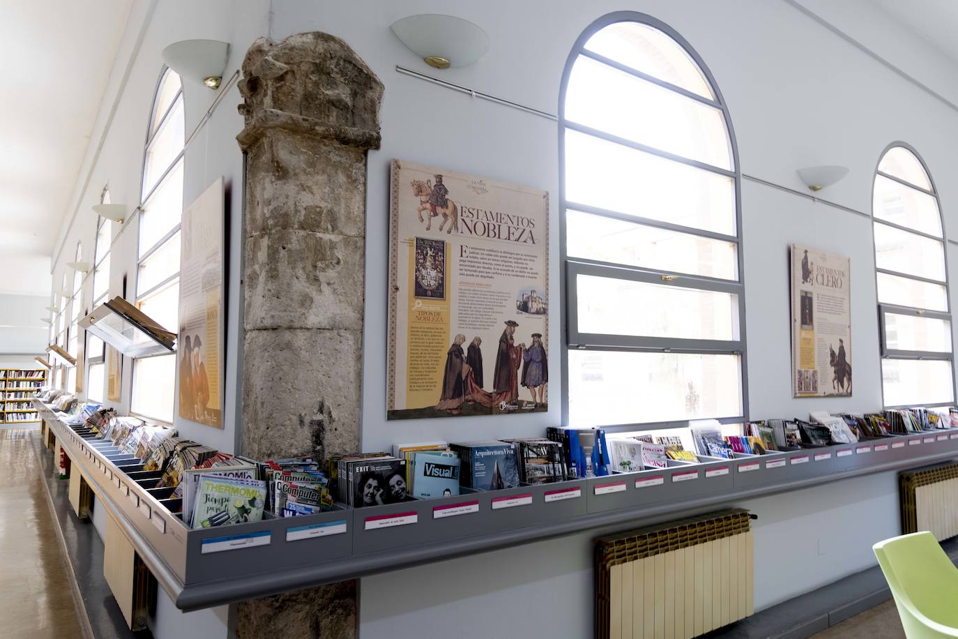 Panel explicativo de la exposición, en la sala de narrativa de la biblioteca.