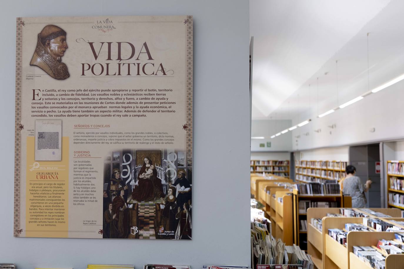 Panel explicativo de la exposición, en la sala de narrativa de la biblioteca.