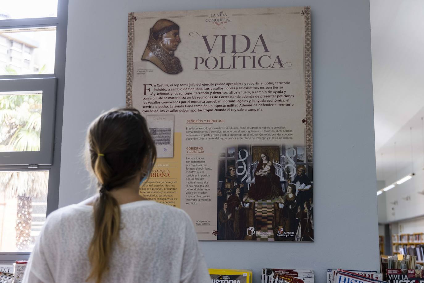 Panel explicativo de la exposición, en la sala de narrativa de la biblioteca.