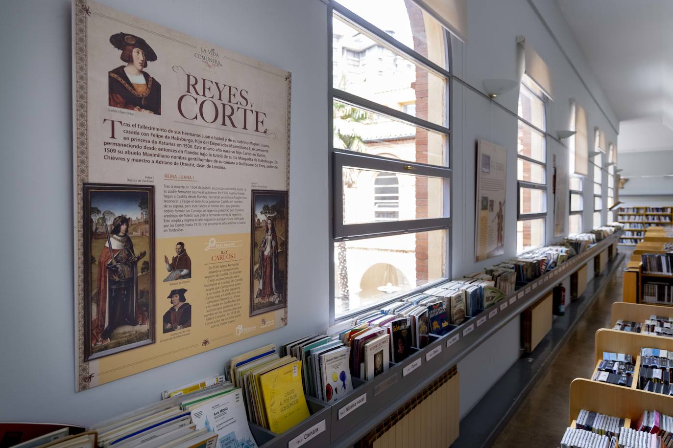 Panel explicativo de la exposición, en la sala de narrativa de la biblioteca.