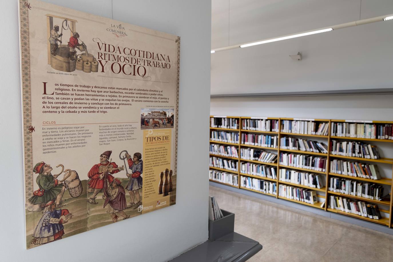 Panel explicativo de la exposición, en la sala de narrativa de la biblioteca.