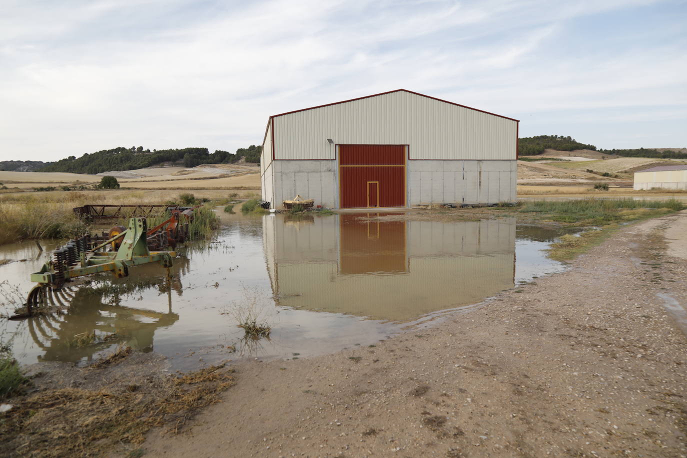 Estado de la zona afectada tras el reventón de una tubería en el canal de Riaza, en Valbuena de Duero.
