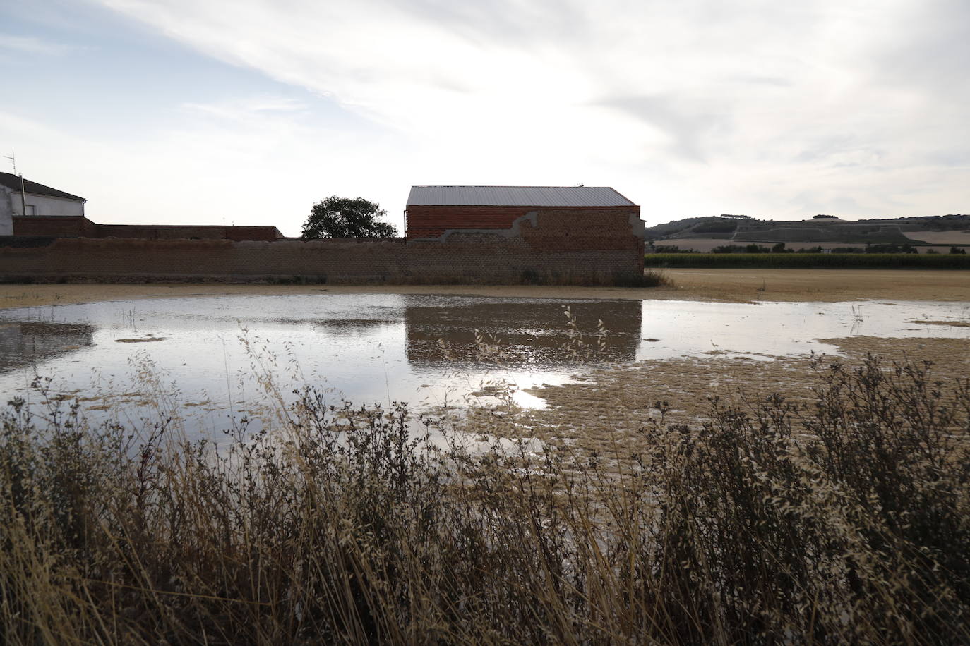 Estado de la zona afectada tras el reventón de una tubería en el canal de Riaza, en Valbuena de Duero.