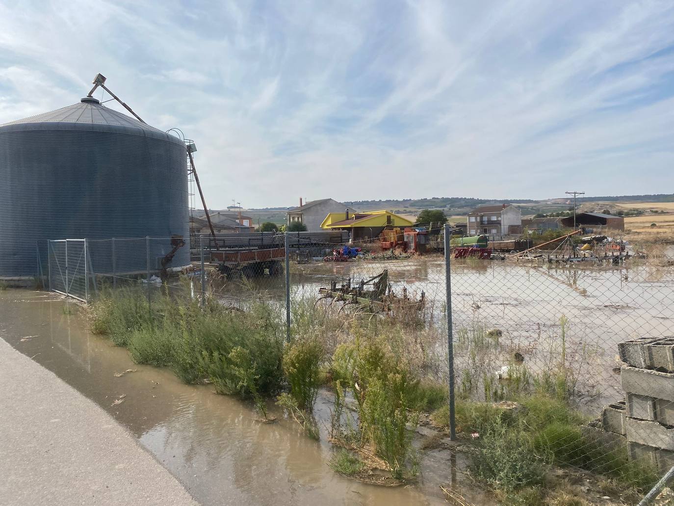 Estado de la zona afectada tras el reventón de una tubería en el canal de Riaza, en Valbuena de Duero.