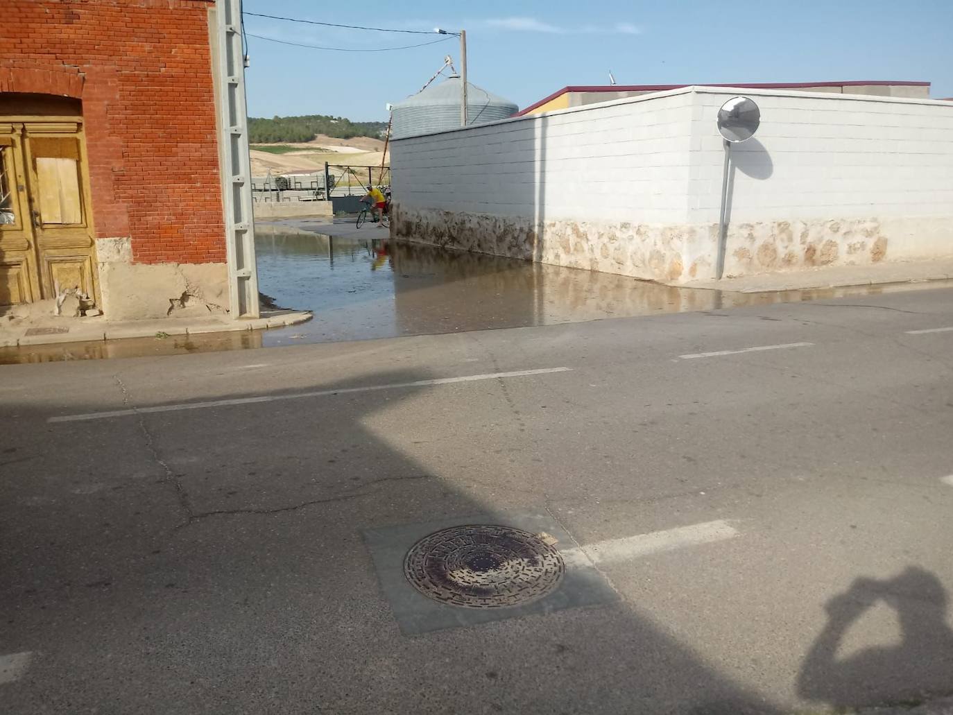 Estado de la zona afectada tras el reventón de una tubería en el canal de Riaza, en Valbuena de Duero.