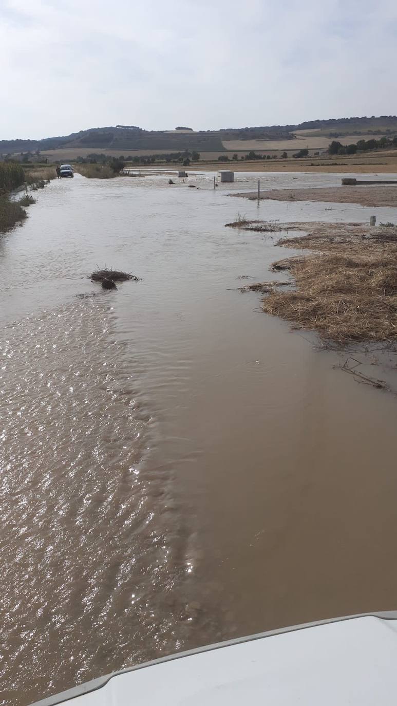 Estado de la zona afectada tras el reventón de una tubería en el canal de Riaza, en Valbuena de Duero.