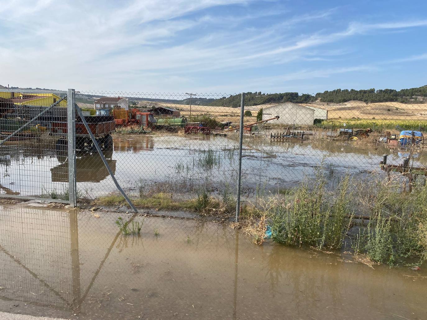 Estado de la zona afectada tras el reventón de una tubería en el canal de Riaza, en Valbuena de Duero.