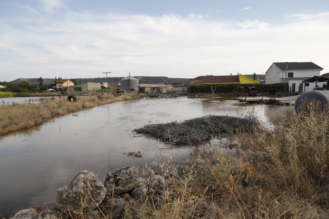 Estado de la zona afectada tras el reventón de una tubería en el canal de Riaza, en Valbuena de Duero.