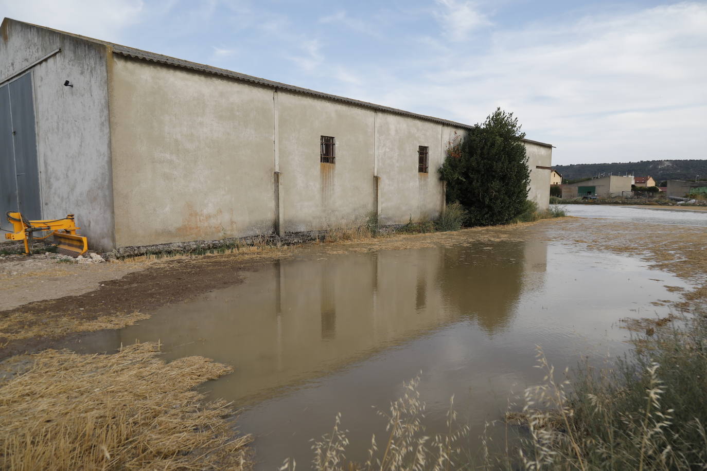 Estado de la zona afectada tras el reventón de una tubería en el canal de Riaza, en Valbuena de Duero.
