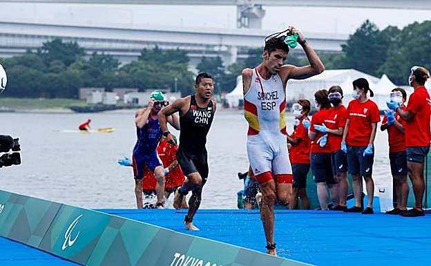 Imagen principal - Bronce olímpico para el triatleta salmantino Alex Sánchez Palomero en Tokio
