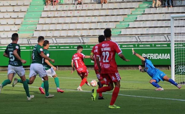 Imagen principal - Triunfal debut de Unionistas en la Primera RFEF (0-1)