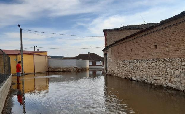 Un hombre contempla los efectos del reventón en una calle de Valbuena. 