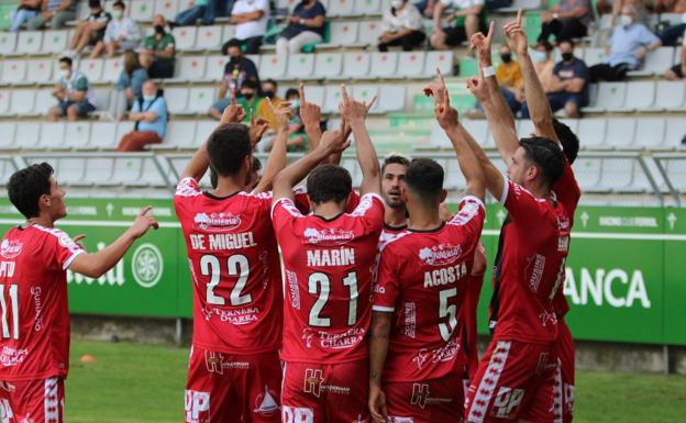 Como cada temporada, los jugadores de Unionistas dedicaron el primer gol del curso a la extinta UD Salamanca. 