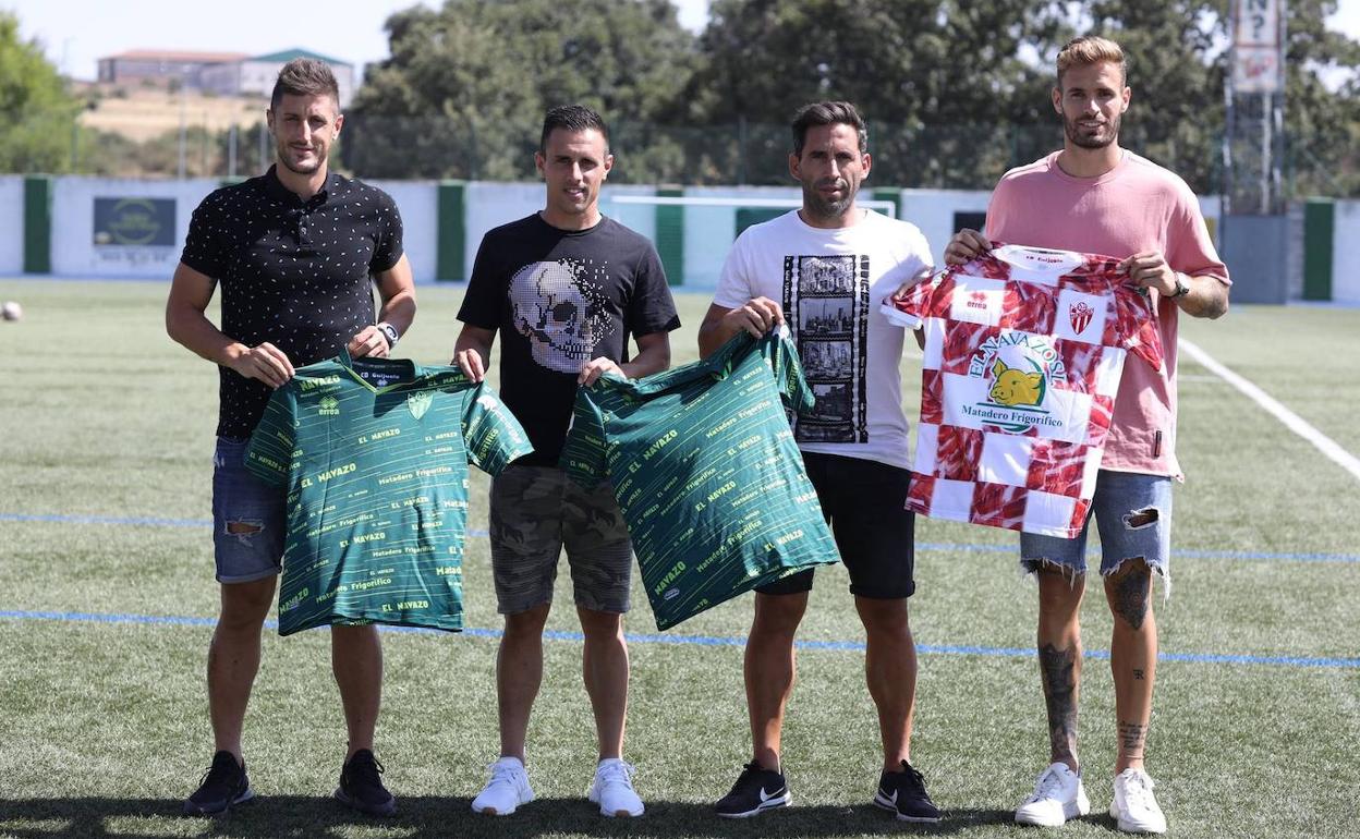 Toti, Piojo y Rodri Flórez posan junto al director deportivo Jonathan Martín en su presentación oficial como nuevos jugadores del CDGuijuelo.