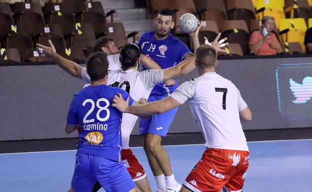 Imagen principal - El BM Nava se cuela en la final de Copa a costa de un tierno Recoletas Atlético