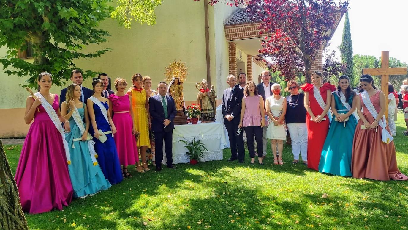 Las autoridades y las reinas de las fiestas de Padrajas de San Esteban. 