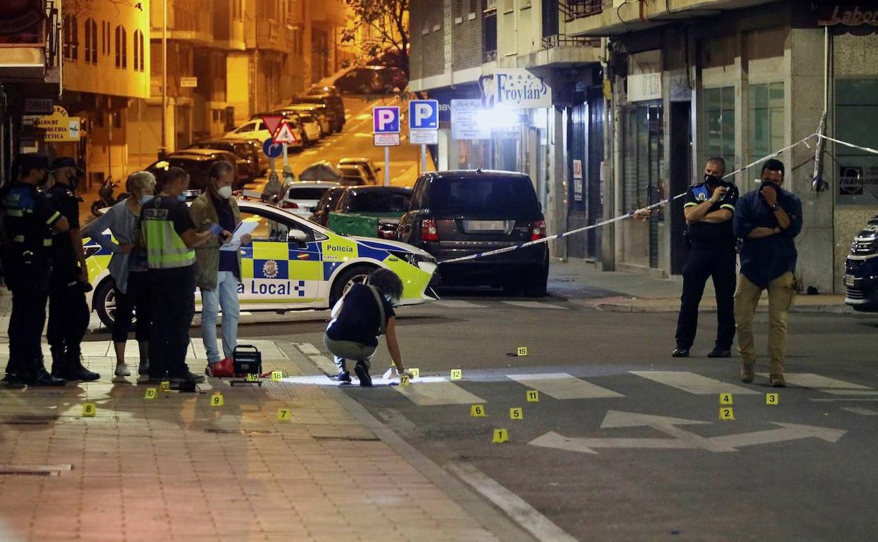 Agentes policiales recogen pruebas en el lugar del tiroteo.