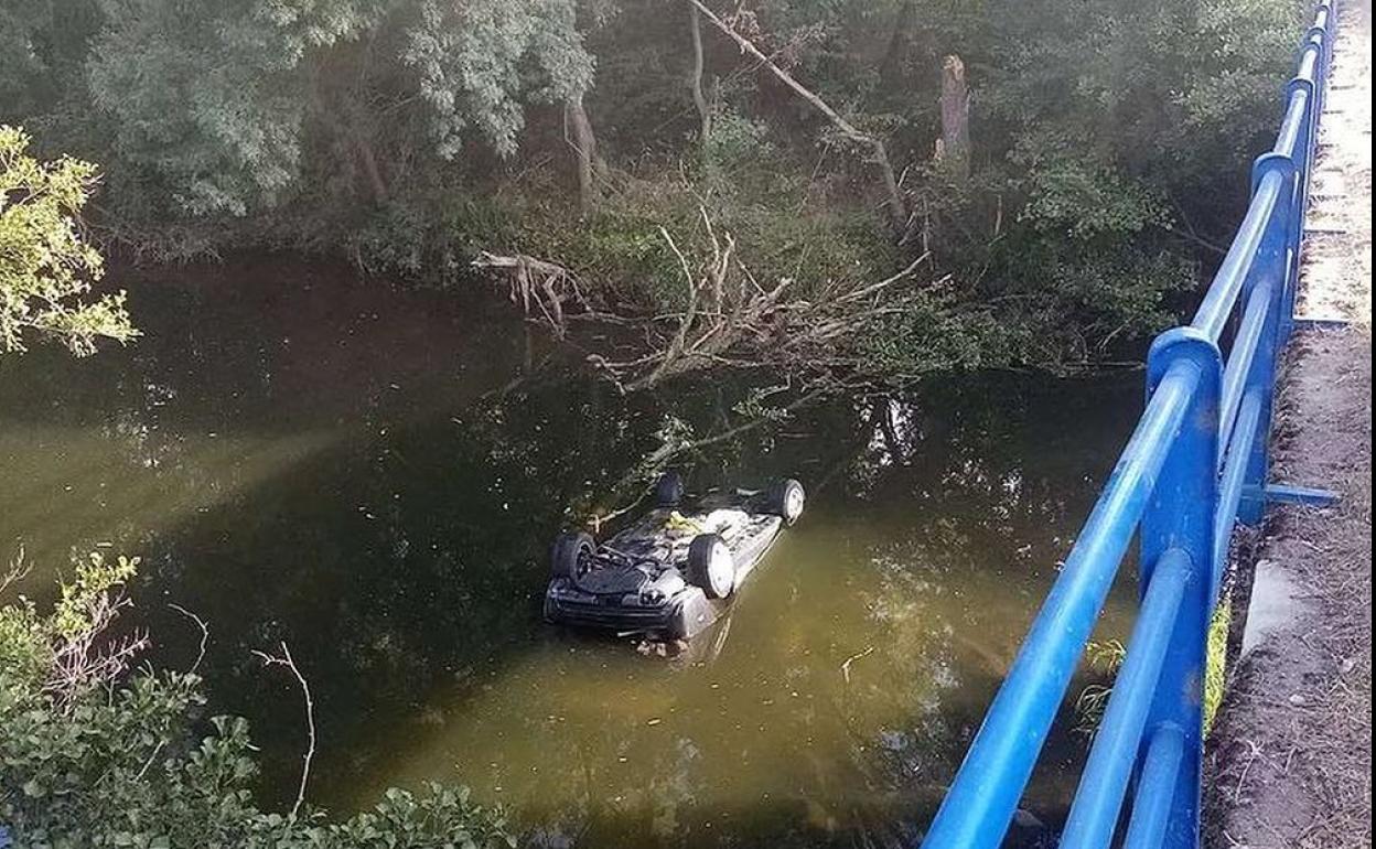 El vehículo ha quedado volcado en el cauce del río.