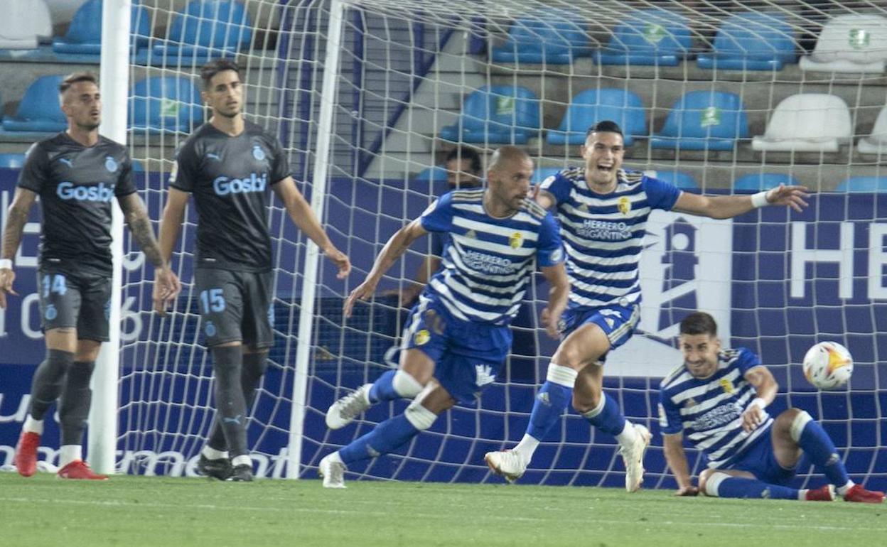 Yuri, que volvió a marcar, celebra el primer gol ante el Girona. 