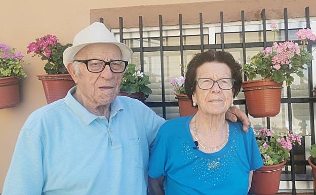 Imagen principal - De arriba a abajo y derecha: Luis Luengo y María Lorenzo, de 94 y 92 años, los vecinos de más edad contagiados en la localidad; Lourdes Ostega, responsable de la Oficina de Turismo y Natividad Casares, alcaldesa del municipio.
