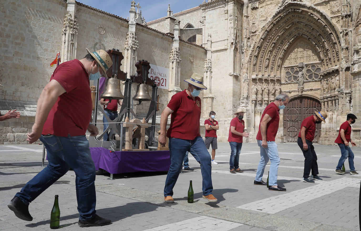 Fotos: Las campanas doblan por San Antolín