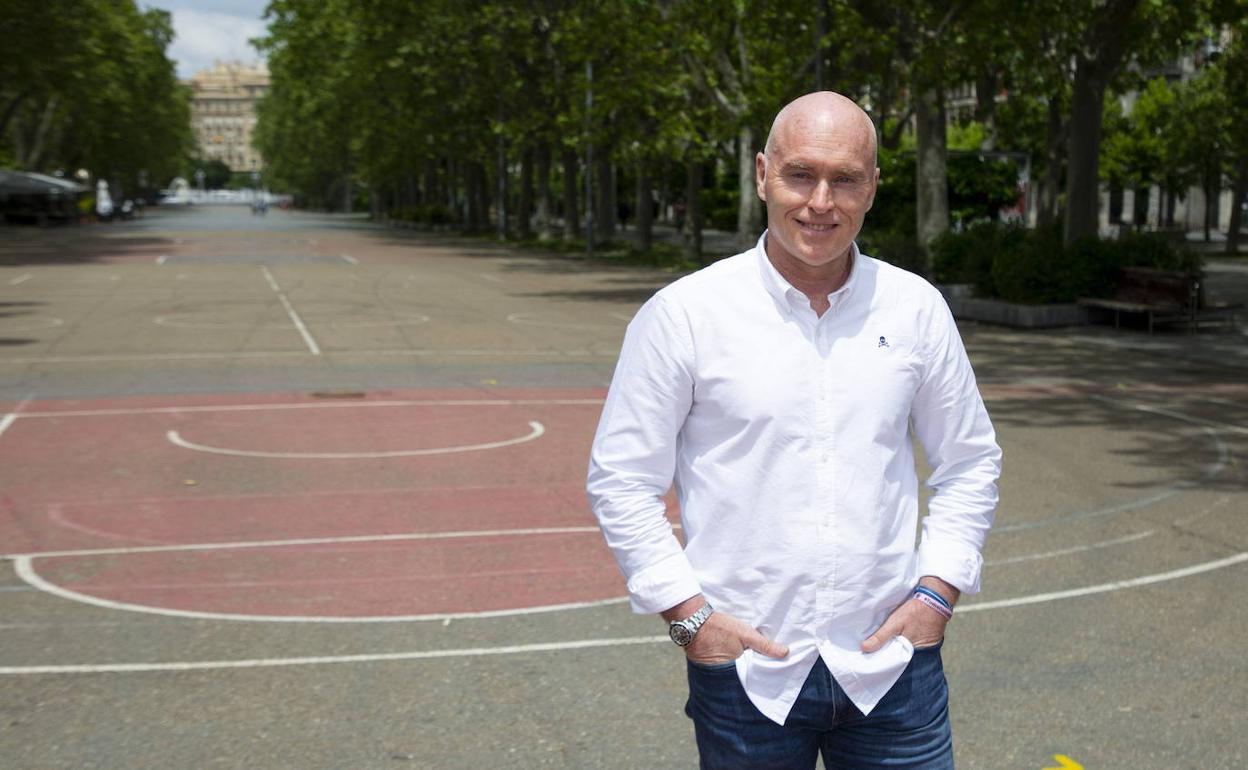 Mike Hansen, presidente del Real Valladolid Baloncesto, posa en el paseo central de Recoletos 