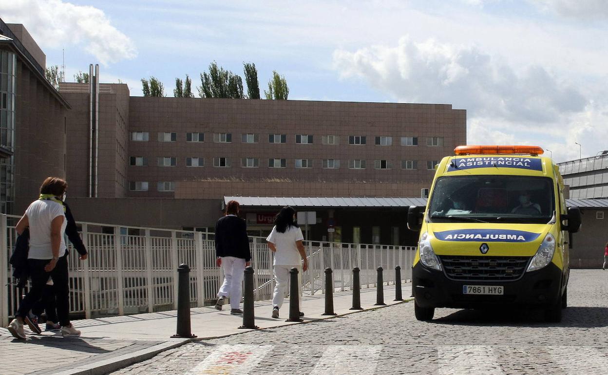 Una ambulancia sale del complejo asistencial de Segovia durante la quinta ola de la pandemia. 