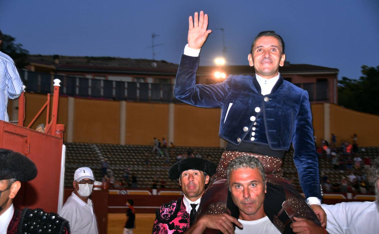 Ventura sale a hombros del coso cuellarano. 