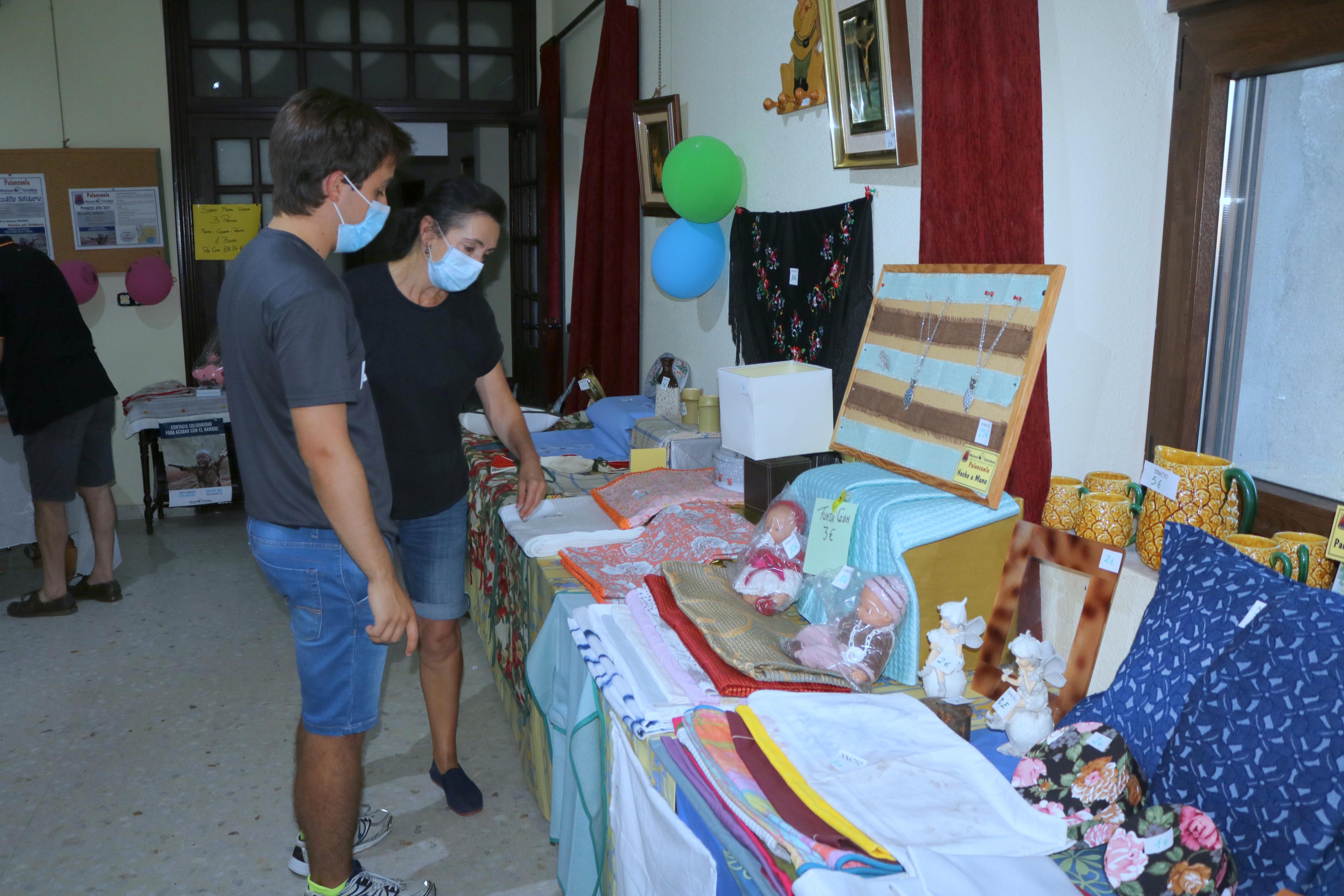 Los vecinos se están volcando con el Mercadillo Solidario de Manos Unidas