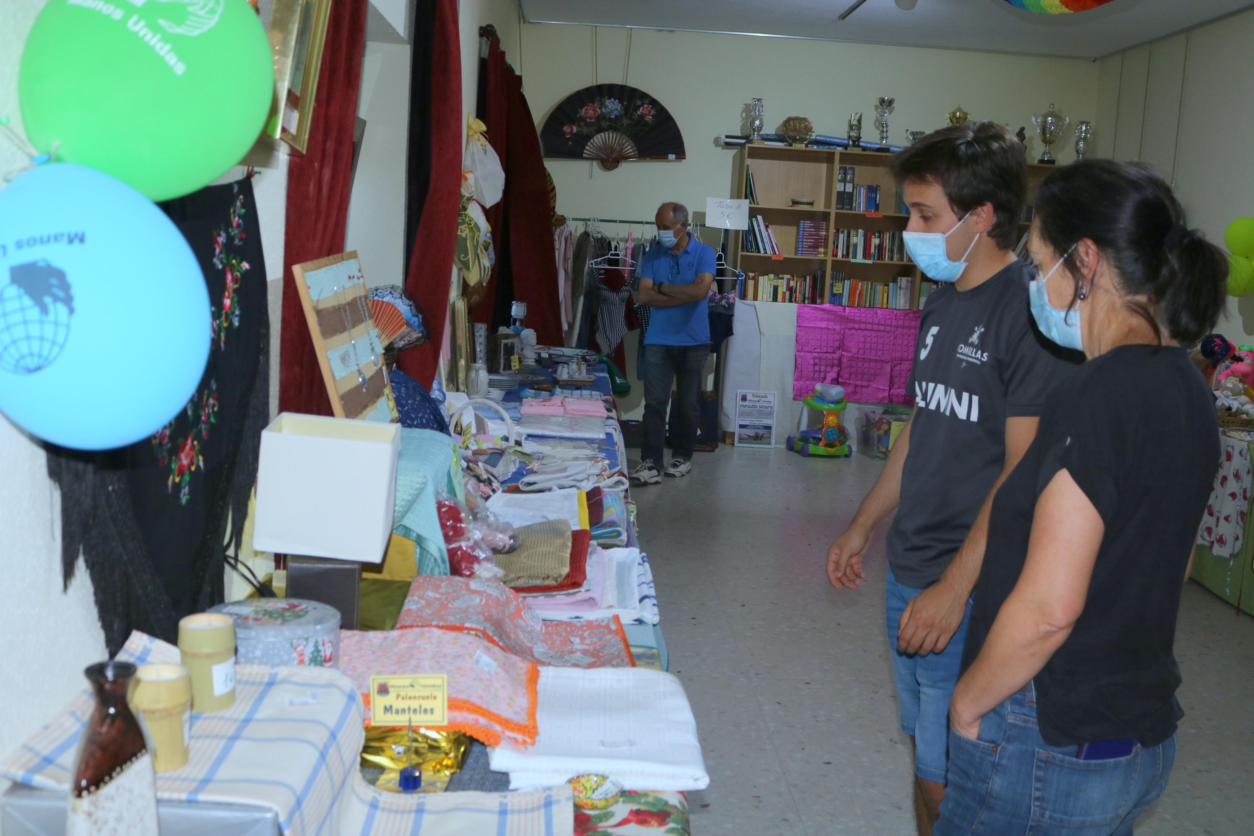 Los vecinos se están volcando con el Mercadillo Solidario de Manos Unidas