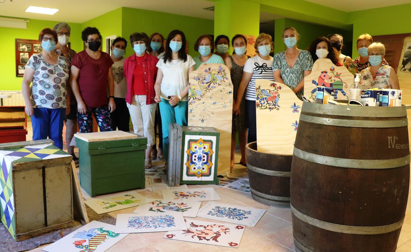 Talleres de pintura y bordado, llevado a cabo por las mujeres soteñas. 