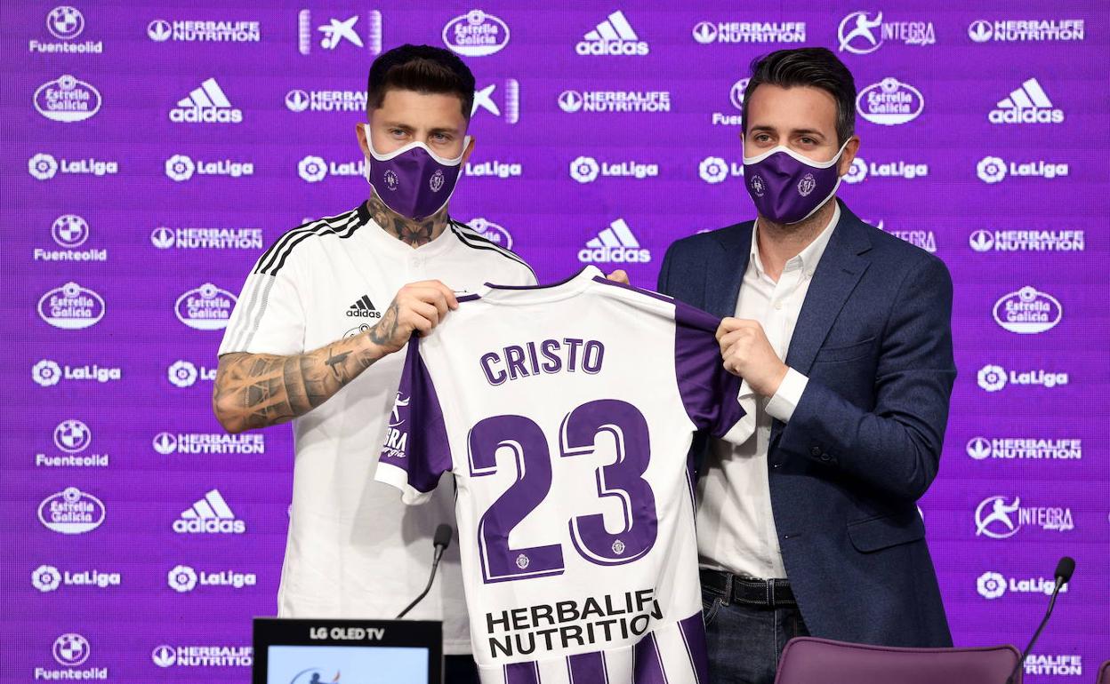 Cristo, presentado el pasado lunes en Zorrilla, posa junto a Fran Sánchez. 