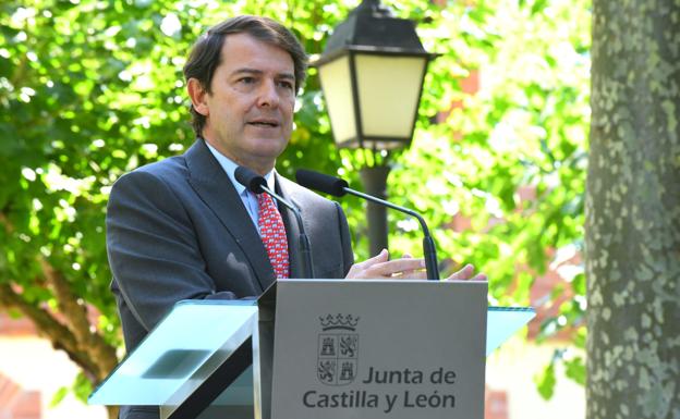 Alfonso Fernández Mañueco, en su comparecencia en los jardines de la sede de la Junta.