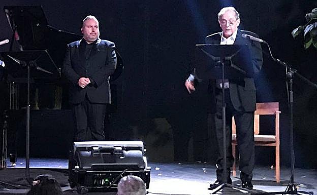 Luis Santana y Emilio Gutiérrez Caba en un recital en la Casa Zorrilla de Valladolid. 