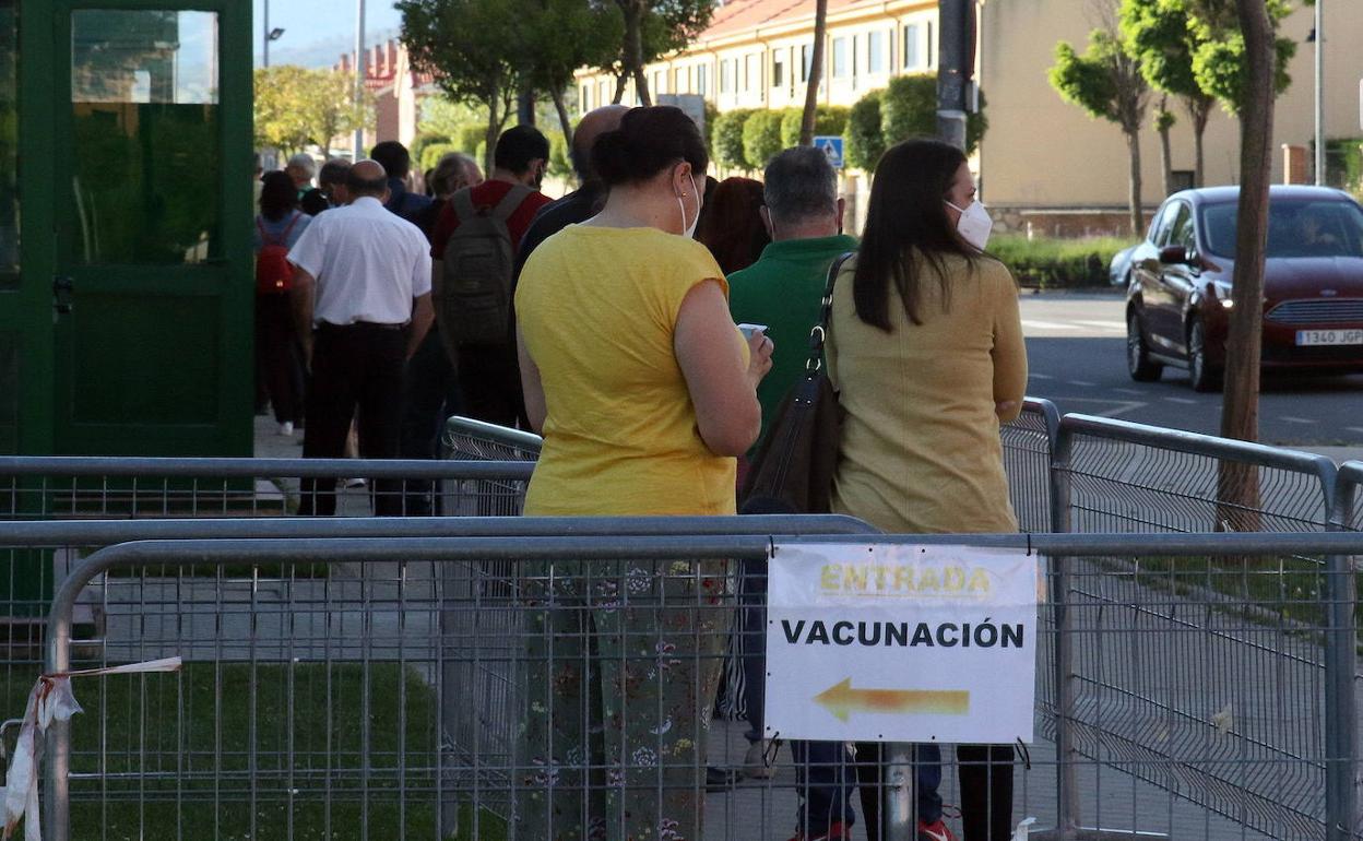 Cola de ciudadanos para vacunarse contra el coronavirus en el pabellón Pedro Delgado de Segovia. 