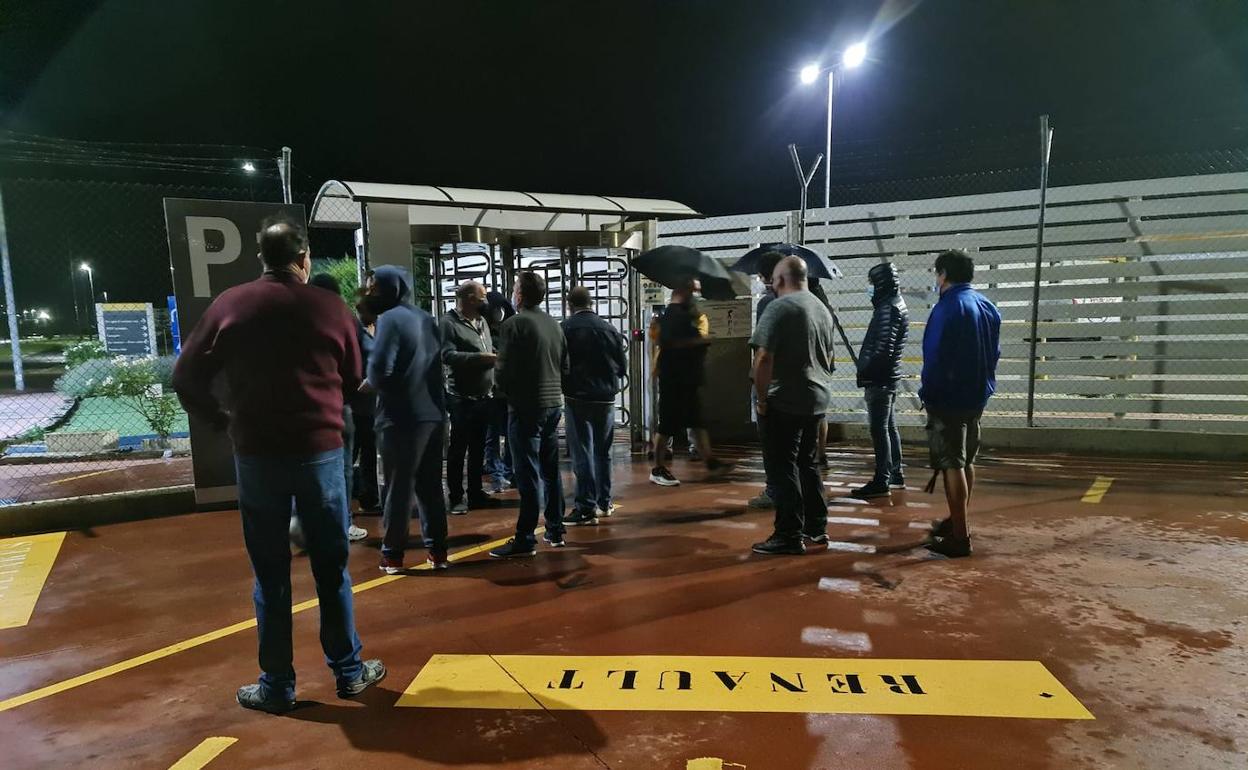 Los trabajadores afectados, a las puertas de la factoría palentina de Renault.