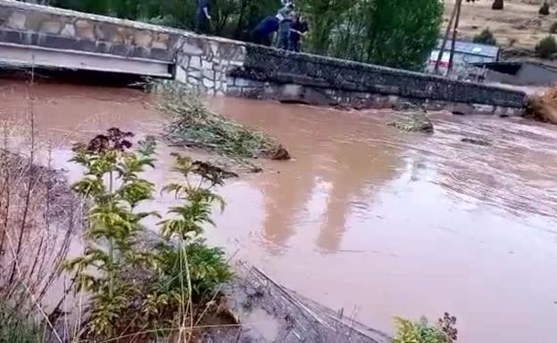 Imagen del río Lobos en el puente del municipio.