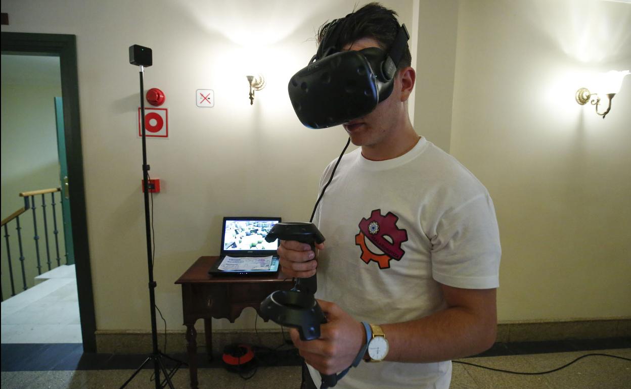 Un joven participa en un curso de realidad virtual. 