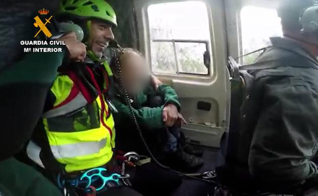 La Guardia Civil rescata a un sederista extraviado en la Canal de la Raíz en Posada Valdeón.