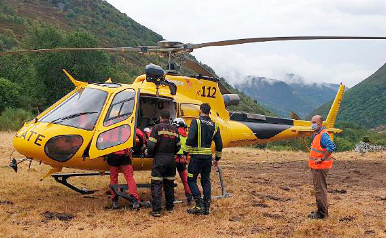 Los servicios de emergencia evacúan al septuagenario en helicóptero desde Salentinos. 